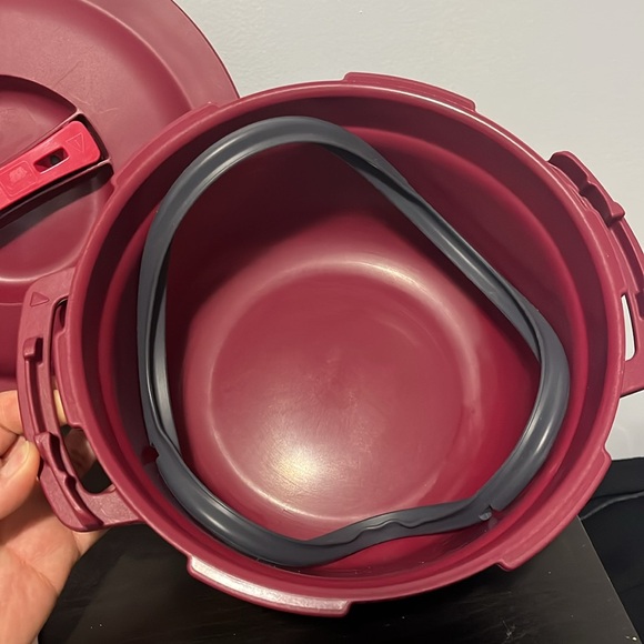 Tupperware Microwave Pressure Cooker - Picture 2 of 12